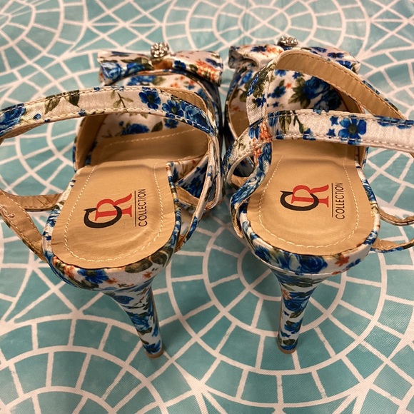 💛TODAY***$15***NWT CR Collection blue, gold, and white floral print stilettos. - Picture 4 of 6